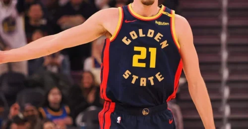 IT’S OVER! The Warriors’ 40% sniper who TURNED HEADS as a rookie is ALREADY on the chopping block — ONE FOOT OUT THE DOOR!