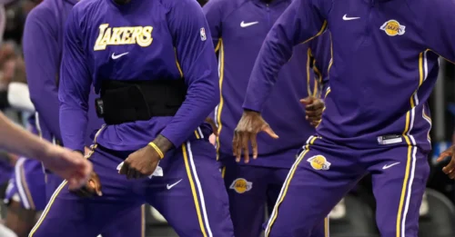 LeBron PASSES TO BRONNY FOR 3 – NBA's first father-son assist – The historic moment SHOCKS THE BASKETBALL WORLD.