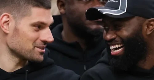 The Warriors’ LONGEST-RUMORED TARGET is FINALLY walking through the door. Boston BURIED him on the bench. Golden State is about to RESURRECT a 16-POINT BOMBER.